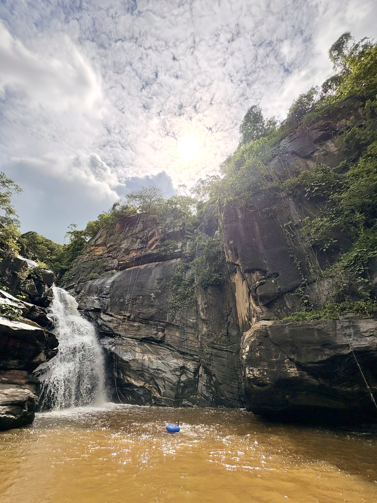 Águas naturais do Balneário Poço da Onça em Pedra Branca-CE